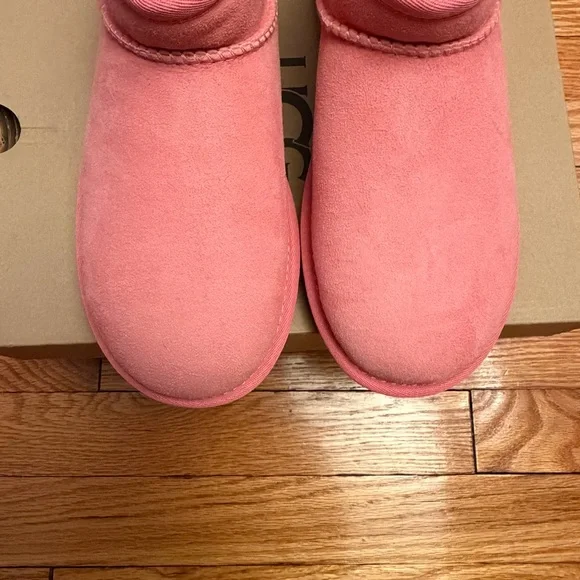 NEW IN BOX UGG Classic Ultra Mini Light Pink Blossom Ankle Boot Womens US 8 - Picture 3 of 10